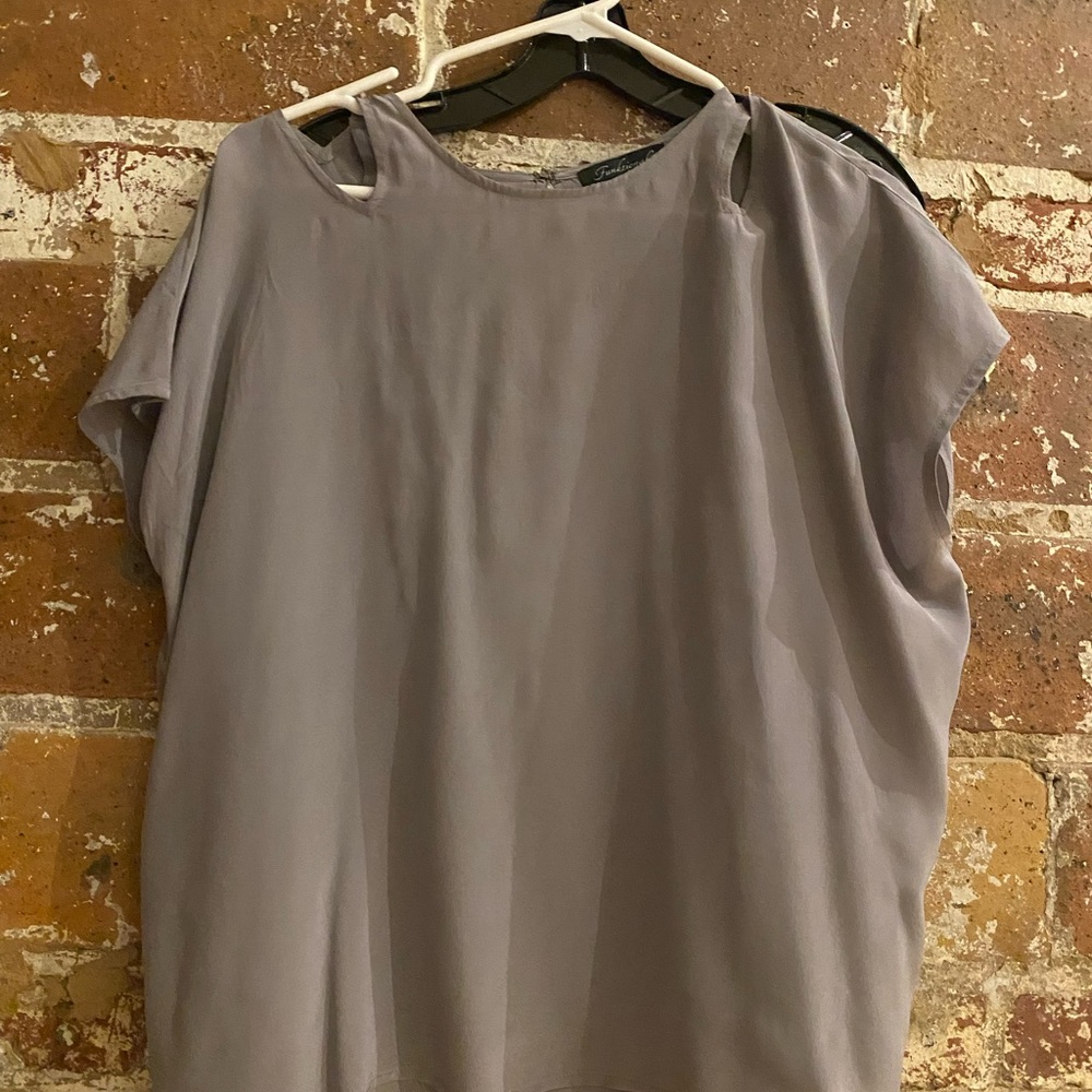 Grey shoulder exposed top